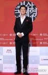 포즈 취하는 후쿠야마 마사하루 | 연합뉴스