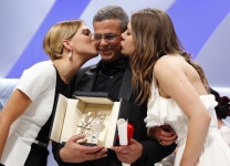 <가장 따뜻한 색, 블루> 감독ㅡ성폭행 혐의 고소되다. - DVDPrime