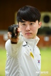 사격 자세 취하는 김준홍 선수 - 일간스포츠 사격 자세 취하는 김준홍 선수