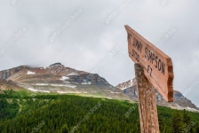 sign pointing to Mt Jimmy Simpson 이미지 (503138167) - 게티이미지뱅크 ...