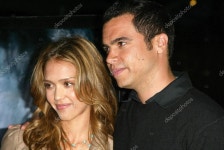 제시카 알바와 조슈아 알바 — 스톡 에디토리얼 사진 © s_bukley #16418657 제시카 알바와 조슈...