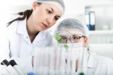 화학 시험에 실험실에서 과학자의 팀