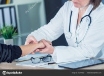 손목 injur에 대 한 정형 외과 의사가 신체 검사에서 여성 환자 — 스톡 사진 © stevanovicig...