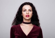 벨벳 드레스를 입고 섹시 한 아름 다운 패션 모델