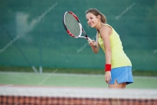 테니스 코트, 예쁜 젊은 여자 테니스 선수 — 스톡 사진 © lightpoet #9557132 테니스 코트,...