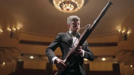 오래된 오페라 하우스나 뮤직홀 현장에서 바순을 연주하는 재능 있는 바수니스트, 음악가의 초상화 무비클립, 동...