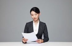 뉴스 원 고 를 손 에 든 청년 여성 신문 기자 사진 무료 다운로드 - Lovepik 뉴스 원 고 를 손 에...