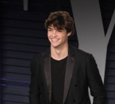 대세 훈남으로 떠오른 넷플릭스 배우, 노아 센티네오 - 코스모폴리탄 코리아 (COSMOPOLITAN KORE...