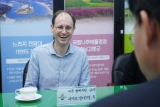 24.05.09.엠마누엘 후 교수 내외 방문 및 기탁식 - 365일 열린시장실 24.05.09.엠마누엘 후 ...