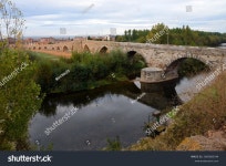 Orbigo Bridge(Puente de Órbigo)는 Leon과 Astorga 스톡 사진 2085885...