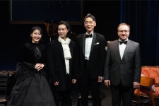 소극장을 가득 메우는 연기와 음표...쇼팽, 블루노트